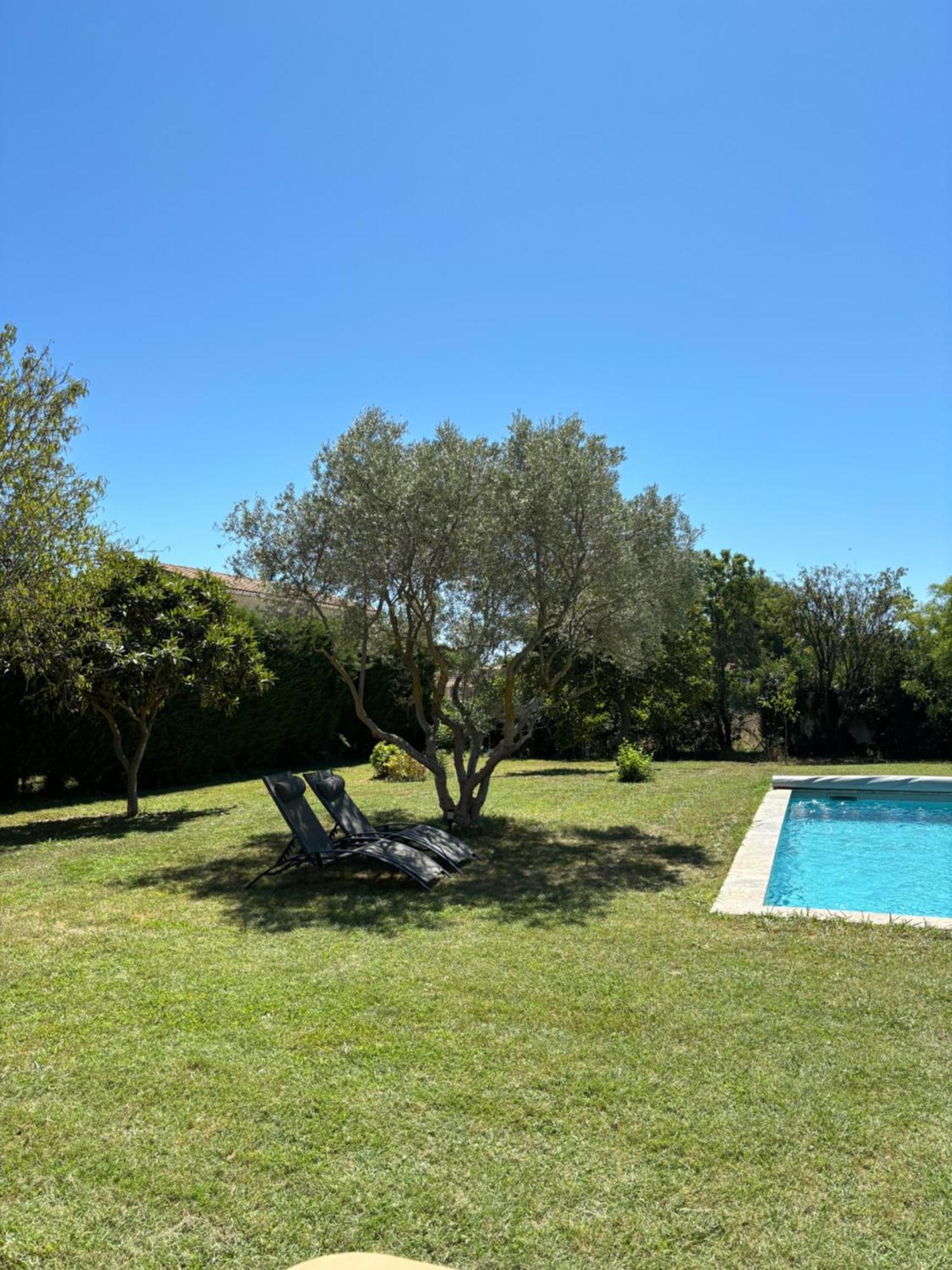 Studio En Provence Avec Piscine La Barben Exterior photo